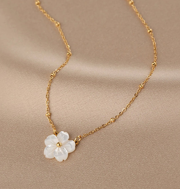 Fashion White Shell Sakura Pendant Necklace Vintage Stainless Steel Metal 2024 Exquisite Charm Flower Jewelry Gift
